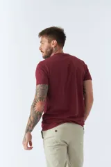 Remera básica color marrón claro, de corte regular, manga corta, cuello redondo y logo bordado en el pecho.