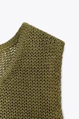 Top celeste de punto de algodón con cuello redondo y sisa.