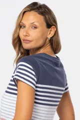 Remera de algodón con poliéster a rayas horizontales en azul, blanco, gris y rosa. Tiene cuello redondo, mangas cortas y botones personalizados en el escote.