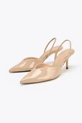 Zapato destalonado color beige acharolado, con escote en pico, tira trasera ajustable y tacón fino.