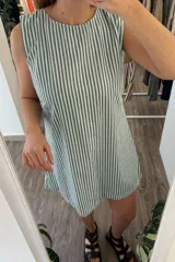 Vestido corto sin mangas con cuello redondo y estampado a rayas verticales verdes y blancas. Diseñado y confeccionado en Uruguay.