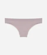 Bombacha bikini color crema con textura acanalada y detalle de puntilla en los bordes.