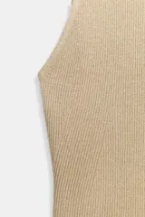 Top plateado de punto con cuello halter y tirantes finos.