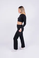 Pantalón negro de corte recto y tiro alto.