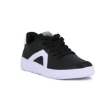 Championes negros acordonados con detalles en blanco en el lateral y la suela.