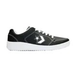 Championes Converse modelo Day One Court Ox, color negro con detalles en blanco. Zapatillas de corte bajo con logo de estrella y galón en el lateral, suela de goma blanca y cordones blancos. Diseño moderno y versátil para uso diario.