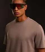 Remera deportiva marrón de corte clásico, confeccionada en tejido tech fleece con tecnología dry, cuello redondo y mangas cortas.