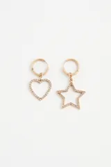 Aro de argolla dorada con dije de corazón calado, adornado con pequeños cristales brillantes.