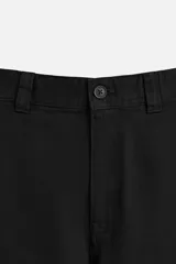 Pantalón negro de corte recto confeccionado en tejido de algodón.