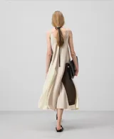 Vestido midi lencero con breteles finos, escote en V y diseño asimétrico con piezas combinadas en diferentes tonos de beige y marrón.