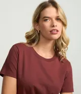 Remera celeste de media malla con cuello redondo y mangas cortas.