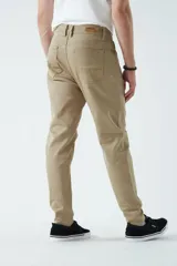 Pantalón de gabardina azul marino, corte slim fit, con bolsillos delanteros y traseros.