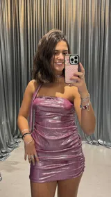 Vestido corto de fiesta color rosa metalizado, con escote strapless y frunces laterales.