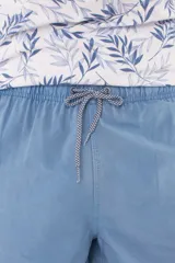 Short de baño azul marino con cintura elástica, dos bolsillos laterales y uno trasero, confeccionado en tela ligera y de rápido secado.