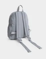 Mochila negra acolchada de tela deportiva con bolsillo frontal con cierre y tirador de goma, correas regulables, manija superior, cierre superior, bolsillos laterales y etiqueta de metal.