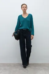 Sweater de tejido de punto color verde petróleo, con escote en V y mangas largas.