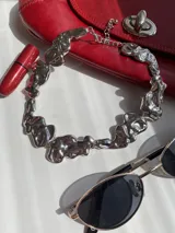 Collar plateado con eslabones irregulares de metal.