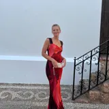 Vestido largo de microtul con forro, estampado con diseño abstracto en tonos rojo, naranja y negro.