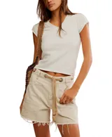 Remera blanca de algodón con cuello en V y mangas cortas.