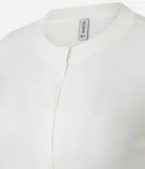 Cardigan blanco de punto liso con cuello redondo, mangas largas y cierre frontal con botones. El bajo es acanalado.