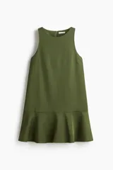 Vestido corto sin mangas color verde oliva, de corte evasé con escote redondo y bajo con volante.