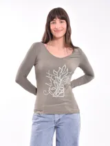 Remera manga larga color verde oliva con escote en V y estampa frontal de hojas y la palabra 'Sunlight'.