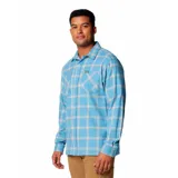 Camisa de hombre Columbia de manga larga, a cuadros celestes y beige, con dos bolsillos en el pecho y logo de la marca en el bolsillo izquierdo.