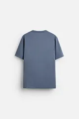 Camiseta blanca de cuello redondo y manga corta, corte regular.