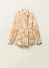 Camisa de manga larga color beige con estampado floral, cuello camisero y cierre frontal con botones.