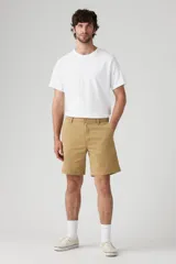 Bermuda color beige de corte recto.