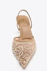 Zapato destalonado color beige con tacón fino y punta fina. Diseño de mesh con bordados florales y detalle de pequeñas perlas.