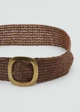 Cinturón ancho color beige, tejido en fibra natural con diseño trenzado y hebilla ovalada de metal color dorado.