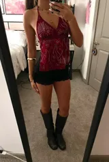 Top marrón con escote halter, bordado con flores y lentejuelas.