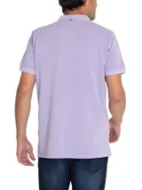 Chomba color salmón de piqué de algodón orgánico, con cuello clásico y tapeta de dos botones.