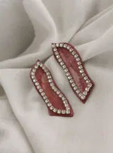 Par de aros colgantes con forma de gota alargada, de color rojo con borde de strass plateado.