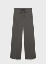 Pantalón de vestir azul marino con finas rayas verticales blancas, corte recto, tiro medio, lazo a la cintura y cierre de gancho y cremallera.