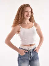 Musculosa blanca de breteles finos y corte ajustado.