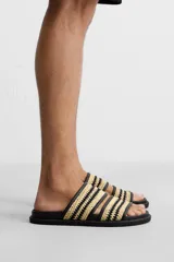 Sandalias negras con dos tiras trenzadas en color beige.