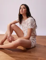 Conjunto de pijama marca René Rofé, compuesto por remera y short. Remera a rayas con escote redondo, ojal y botón. Short a rayas con cintura elastizada.