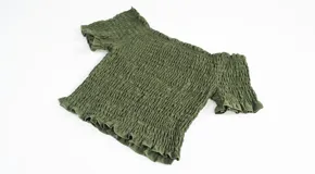 Top elastizado color verde militar, con mangas cortas y hombros descubiertos.