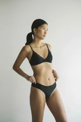 Vedetina less negra de lycra con protección UV 50.