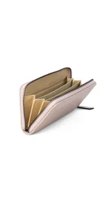 Billetera larga color rosa de símil cuero, con cierre alrededor y múltiples compartimentos internos.