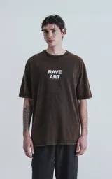 Remera negra con efecto gastado, cuello redondo y estampado frontal con la leyenda 'Rave Art' en color blanco.