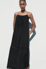Vestido midi negro de tirantes finos con escote recto y detalle de bordados perforados a tono.