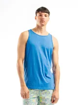 Musculosa celeste de algodón, corte clásico y cuello redondo.