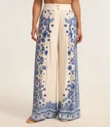Pantalón wide leg de viscosa con estampado de arabescos en el lateral, cintura alta con elástico en la espalda y cierre con botones.