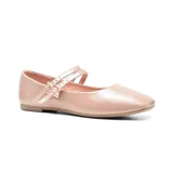 Zapato tipo ballerina de charol negro, con punta cuadrada y doble tira sobre el empeine con hebillas plateadas.