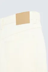 Pantalón de jean negro de corte amplio y tiro alto, con cinco bolsillos y cierre frontal con botón.