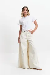 Pantalón jean oxford de tiro alto color crudo, de corte ajustado en la cadera y amplio desde la rodilla.