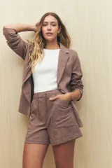 Short color ladrillo, de tiro alto, con elástico en la cintura y cordones ajustables. Cuenta con grandes bolsillos laterales.
